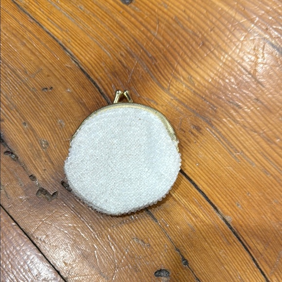 Elegant White Beaded Coin Purse - Picture 2 of 6